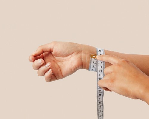 how to measure wrist size​